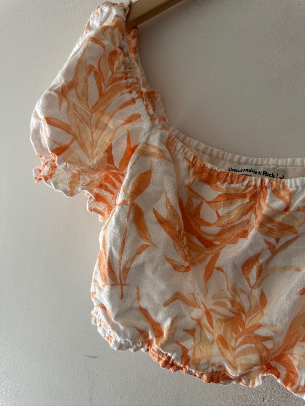 Abercrombie & Fitch Orange and Cream Floral Linen Blend Puff Sleeve Crop Top - Picture 3 of 8